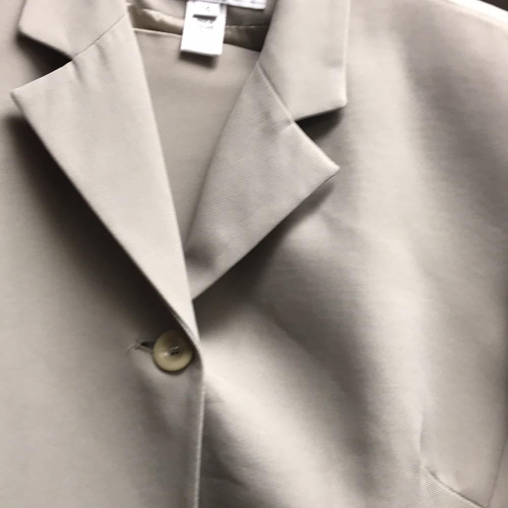 Elegant Beige Women's Suit Set - Picture 6 of 16